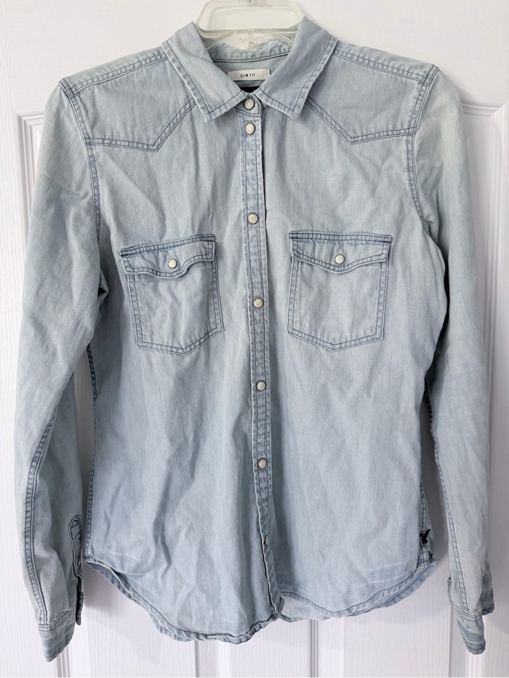 {American Eagle Outfitters} Light Wash Denim Blue Pearl Button-Down Shirt - Picture 8 of 15